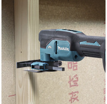 Makita Multitool mit bürstenlosem Motor beim Sägen einer Aussparung in einen Holzbalken.