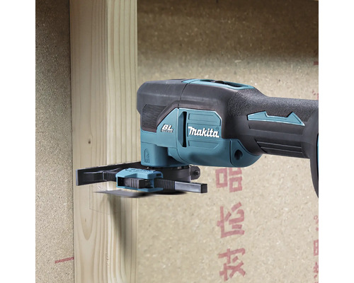 Makita Multitool mit bürstenlosem Motor beim Sägen einer Aussparung in einen Holzbalken.