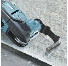 Makita Logo auf einem bürstenlosen Multifunktionswerkzeug, das einen Metallstab in einer Betonoberfläche bündig abschneidet.