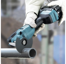 Makita Akkumulator-Multischleifer schneidet ein graues Kunststoffrohr, Person trägt Arbeitshandschuhe.
