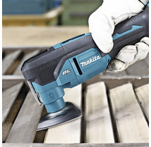 Makita Multifunktionswerkzeug mit Schleifplatte beim Schleifen von Holzlatten durch eine Person mit Arbeitshandschuh.