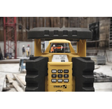 Laser rotatif Stabila sur un chantier avec panneau de commande et tête laser.