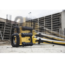 Laser rotatif Stabila LAR 350 sur un chantier après une chute sur le béton pour démontrer sa résistance aux chocs.