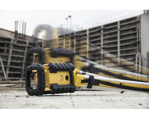 Laser rotatif Stabila LAR 350 sur un chantier après une chute sur le béton pour démontrer sa résistance aux chocs.