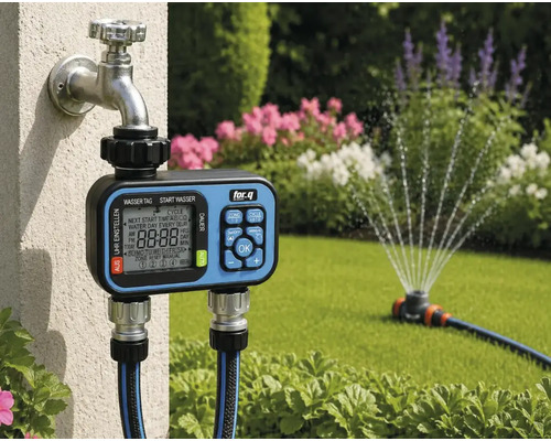 Programmateur d'arrosage avec for_q Logo monté sur robinet, deux tuyaux raccordés, arroseur de pelouse arrosant un jardin lumineux.