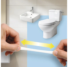 Demonstration der Flexibilität einer elastischen weißen Dichtmasse durch Dehnen vor einem Waschbecken und einer Toilette im Badezimmer.