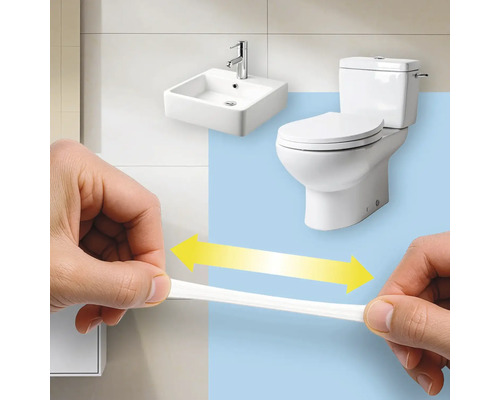 Demonstration der Flexibilität einer elastischen weißen Dichtmasse durch Dehnen vor einem Waschbecken und einer Toilette im Badezimmer.