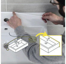 Montage eines weißen Dichtungsbands an der Rückseite eines Waschbeckens mit schematischer Darstellung der Anwendung.