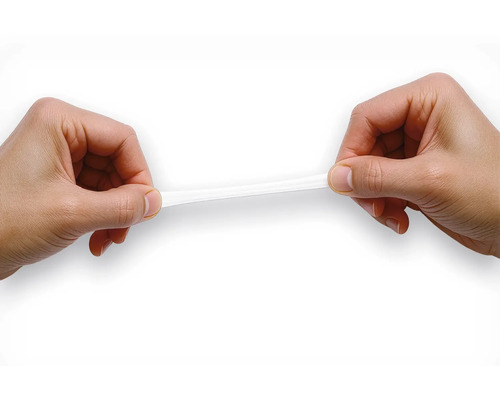 Zwei Hände dehnen einen elastischen Klebestreifen zur Demonstration der Flexibilität.