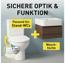 Badezimmer mit weißer Standtoilette und wandhängendem Waschtischunterschrank in Holzoptik, 100 Prozent feuchtigkeitsbeständig.