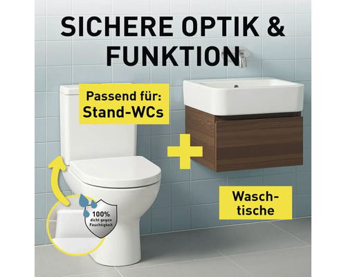 Badezimmer mit weißer Standtoilette und wandhängendem Waschtischunterschrank in Holzoptik, 100 Prozent feuchtigkeitsbeständig.
