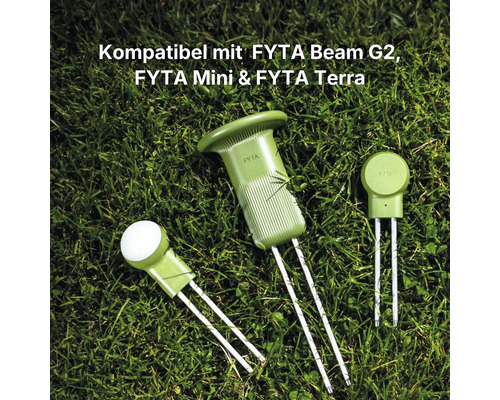 Trois capteurs de plantes FYTA des modèles Beam G2, Mini et Terra avec des sondes métalliques sur une pelouse.