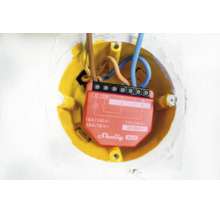 Commutateur relais intelligent Shelly Gen3 installé dans un boîtier d encastrement avec câbles connectés.