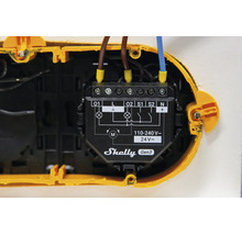 Module de relais intelligent Shelly Gen3 monté dans un boîtier d'encastrement avec câbles raccordés et schéma de câblage.