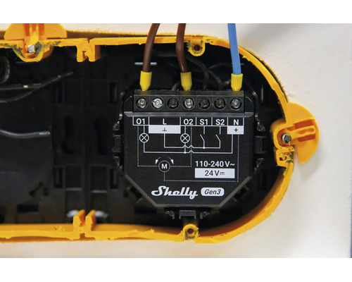 Module de relais intelligent Shelly Gen3 monté dans un boîtier d'encastrement avec câbles raccordés et schéma de câblage.