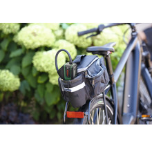 Pompe à air comprimé sans fil Bosch EasyPump rangée dans une sacoche de vélo sur le porte-bagages.