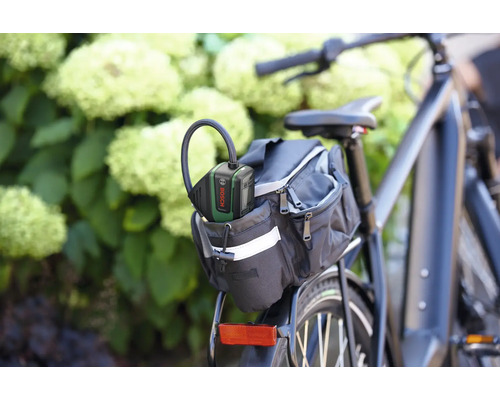 Pompe à air comprimé sans fil Bosch EasyPump rangée dans une sacoche de vélo sur le porte-bagages.