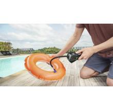Une personne utilise une pompe à air sans fil Bosch pour gonfler une bouée orange au bord d'une piscine.