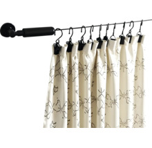 Kit de suspension par câble pour montage mural avec pinces et rideau à motifs.