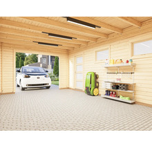Helle Innenansicht einer Holzgarage mit Pflasterboden, LED-Deckenleuchten und einem organisierten Wandregalsystem.