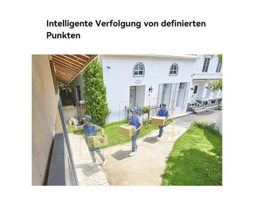 Vue extérieure lumineuse d'une caméra de sécurité montrant le suivi intelligent d'une personne avec un colis devant une maison blanche.