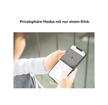 Une personne active le mode privé sur une application de maison connectée via un smartphone.