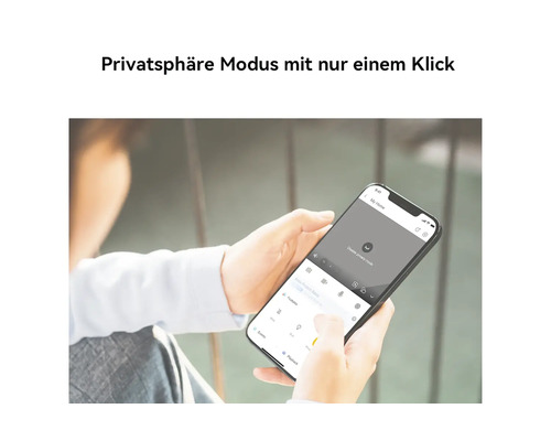 Une personne active le mode privé sur une application de maison connectée via un smartphone.