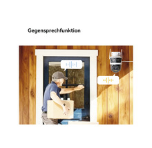 Caméra de surveillance extérieure avec fonction d'interphone montrant la communication avec un livreur devant la porte.