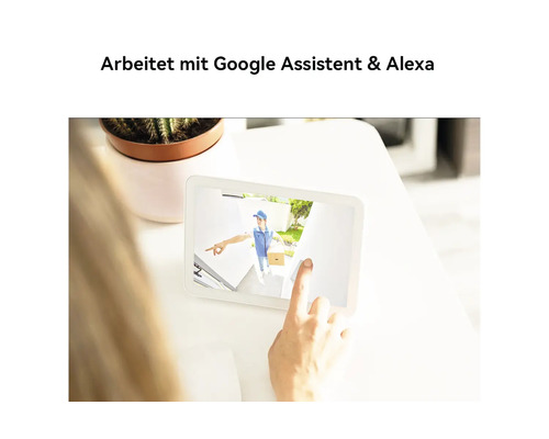 Écran domestique intelligent affichant la vidéo en direct d'une caméra de surveillance, compatible avec Google Assistant et Alexa.