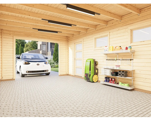 Helle Innenansicht einer Holzgarage mit Pflasterboden, LED-Deckenleuchten und einem organisierten Wandregalsystem.
