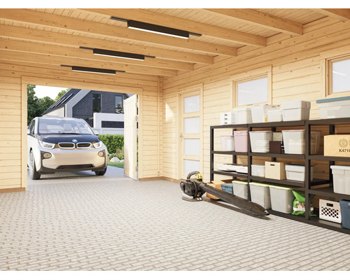 Innenansicht einer hellen Holzgarage mit gepflastertem Boden, Metallregal mit Aufbewahrungsboxen, einem Laubbläser und einem Elektroauto.