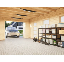 Innenansicht einer hellen Holzgarage mit gepflastertem Boden, Metallregal mit Aufbewahrungsboxen, einem Laubbläser und einem Elektroauto.