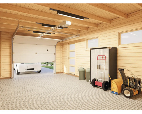 Innenansicht einer Garage aus Holz mit geöffnetem Sektionaltor, Auto, Sackkarre, Schrank und Schneefräse auf Pflasterboden.