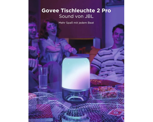 Lampe de table Govee 2 Pro avec son JBL dans un salon avec des personnes, un éclairage coloré et des collations.