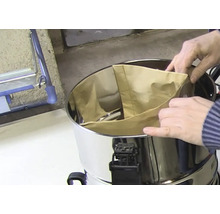 Insertion d'un sac filtrant en papier dans le réservoir en acier inoxydable d'un aspirateur eau et poussière.