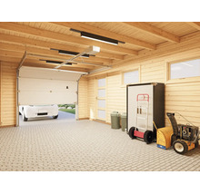 Innenansicht einer Garage aus Holz mit geöffnetem Sektionaltor, Auto, Sackkarre, Schrank und Schneefräse auf Pflasterboden.