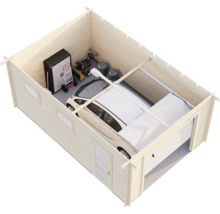 Innenansicht einer Holzgarage mit einem Auto, einem Werkzeugschrank, einer Schneefräse und einer Sackkarre.