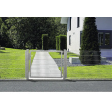 Portail de jardin à double fil dans une clôture devant une maison avec un chemin pavé et une pelouse.
