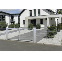 Portail à deux battants en treillis soudé et clôture assortie devant une maison moderne avec jardin de gravier et arbustes.