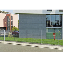 Doppelstabmattenzaun aus Metall auf einer Grünfläche vor einem modernen Bürogebäude.