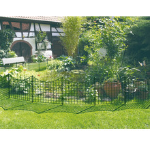 Clôture de jardin métallique verte installée autour d'un bassin avec des plantes, des pots en terre cuite et une maison.