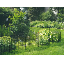 Clôture de bassin en métal noir pour sécuriser un étang de jardin dans un jardin verdoyant avec pelouse.