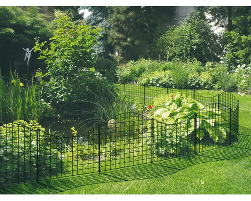 Clôture de bassin en métal noir pour sécuriser un étang de jardin dans un jardin verdoyant avec pelouse.