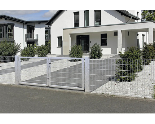 Portail d'entrée à deux battants et clôture en treillis soudé double fils en métal galvanisé devant une maison moderne.