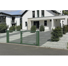 Portail à deux battants et clôture en treillis métallique double fils vert devant une maison moderne à façade blanche et jardin de gravier.