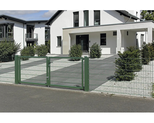 Portail à deux battants et clôture en treillis métallique double fils vert devant une maison moderne à façade blanche et jardin de gravier.