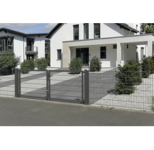 Zweiflügeliges Gartentor aus Doppelstabmatten in Anthrazit vor einem modernen Wohnhaus mit Kiesgarten.