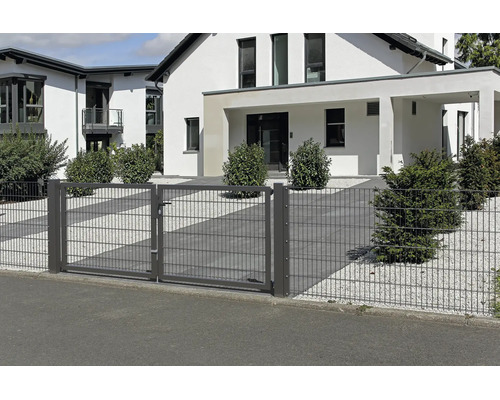 Zweiflügeliges Gartentor aus Doppelstabmatten in Anthrazit vor einem modernen Wohnhaus mit Kiesgarten.