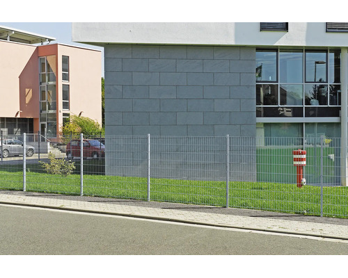 Clôture moderne en panneaux de treillis soudés doubles en métal pour délimiter un terrain devant un bâtiment.