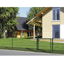 Clôture à double fil avec portillon de jardin devant une maison et une pelouse.